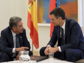 Miguel Ángel Revilla y Pedro Sánchez durante una reunión en La Moncloa