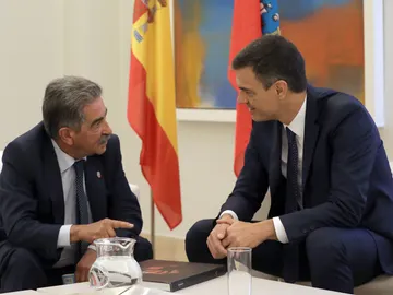 Miguel Ángel Revilla y Pedro Sánchez durante una reunión en La Moncloa Miguel Ángel Revilla y Pedro Sánchez durante una reunión en La Moncloa