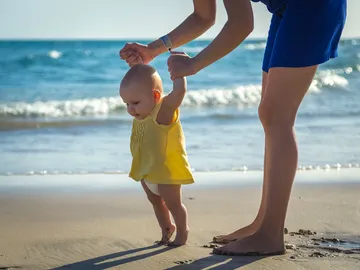 Madre e hijo en la playa Madre e hijo en la playa