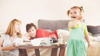 ¿Es bueno que tu hijo coma viendo la tele? (o con una pantalla delante)