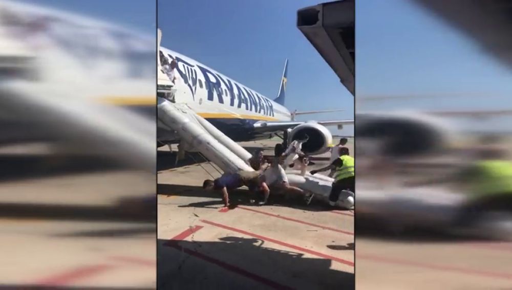 Desalojan un avión del Prat al incendiarse un dispositivo móvil de un viajero
