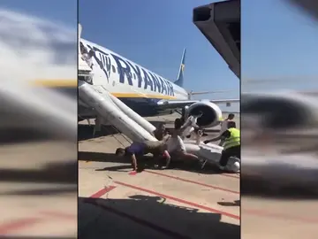 Desalojan un avión del Prat al incendiarse un dispositivo móvil de un viajero Desalojan un avión del Prat al incendiarse un dispositivo móvil de un viajero