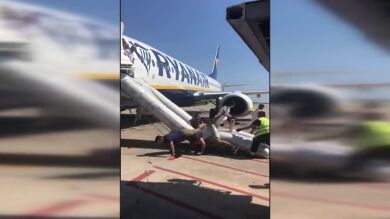 Desalojan un avión en Barcelona al incendiarse el móvil de un pasajero