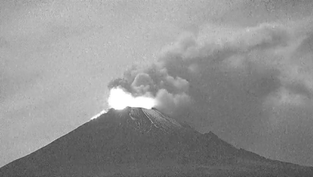 Una explosión en el volcán Popocatépetl deja una gran fumarola