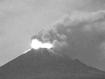 Una explosión en el volcán Popocatépetl deja una gran fumarola Una explosión en el volcán Popocatépetl deja una gran fumarola