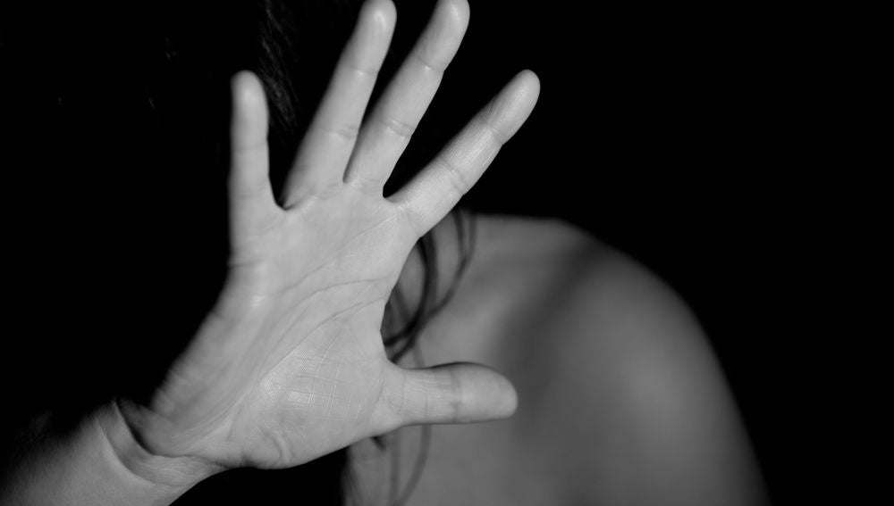 Una mujer se tapa el rostro