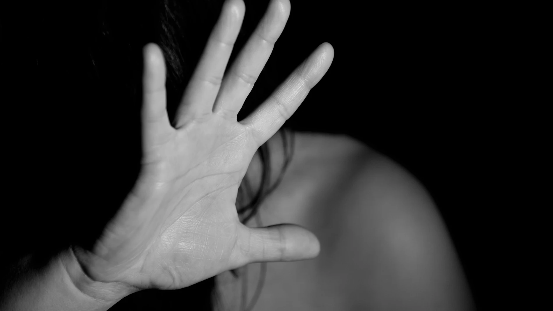 Una mujer se tapa el rostro Una mujer se tapa el rostro
