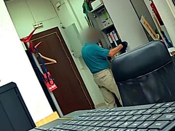 Imagen de las cámaras de seguridad de una oficina con uno de los jubilados robando 