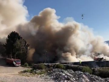 Declarado un incendio en el polígono industrial de O Porriño en Pontevedra
