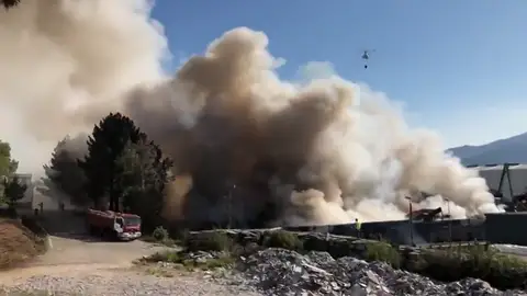 Declarado un incendio en el polígono industrial de O Porriño en Pontevedra Declarado un incendio en el polígono industrial de O Porriño en Pontevedra