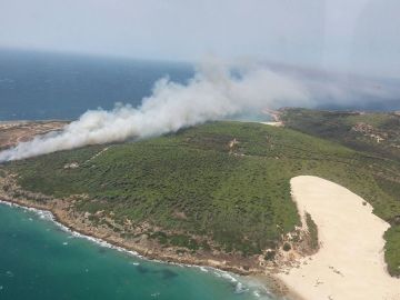 Incendio declarado en el paraje de Punta Camarinal en Tarifa 