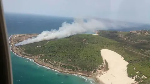 Incendio declarado en el paraje de Punta Camarinal en Tarifa Incendio declarado en el paraje de Punta Camarinal en Tarifa