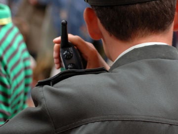 Imagen de un agente hablando por su radio Imagen de un agente hablando por su radio