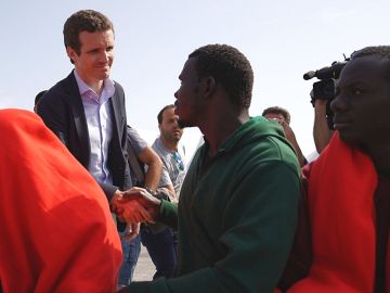 Casado habla con migrantes