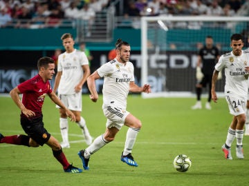 Gareth Bale conduce el balón ante el Manchester United