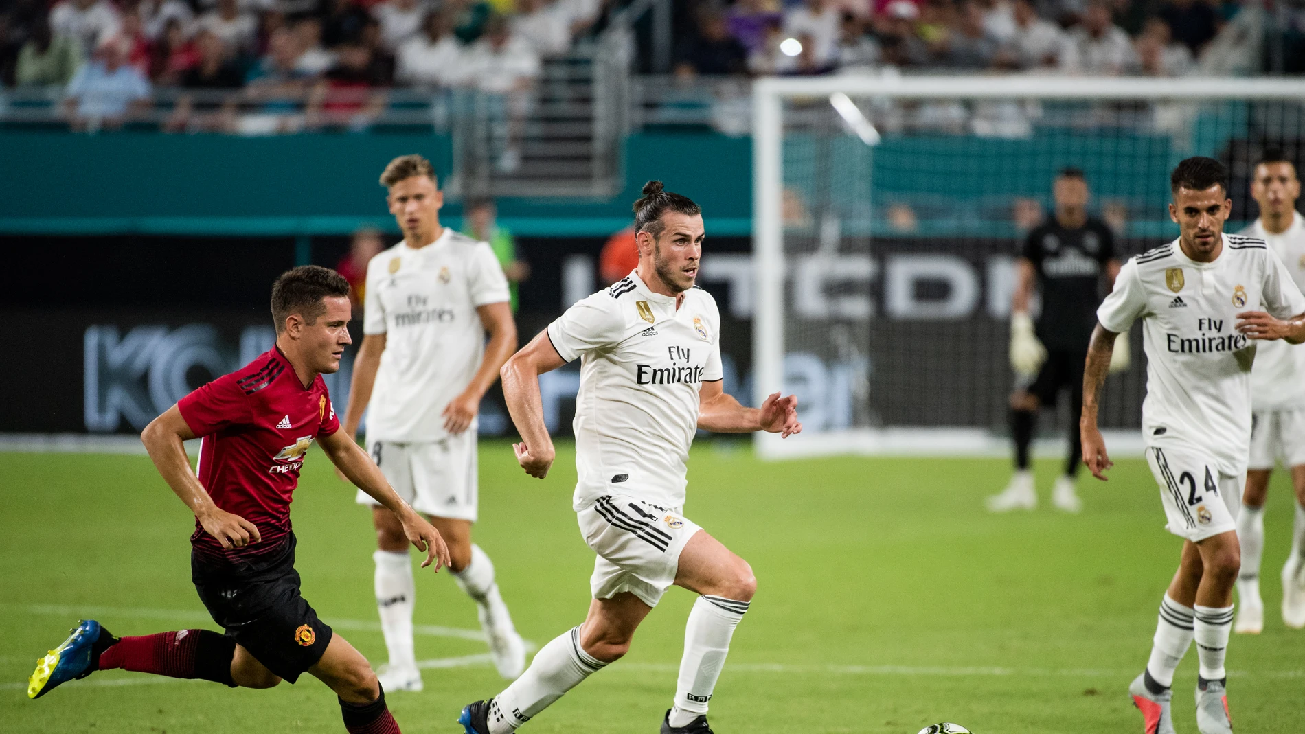 Gareth Bale conduce el balón ante el Manchester United Gareth Bale conduce el balón ante el Manchester United