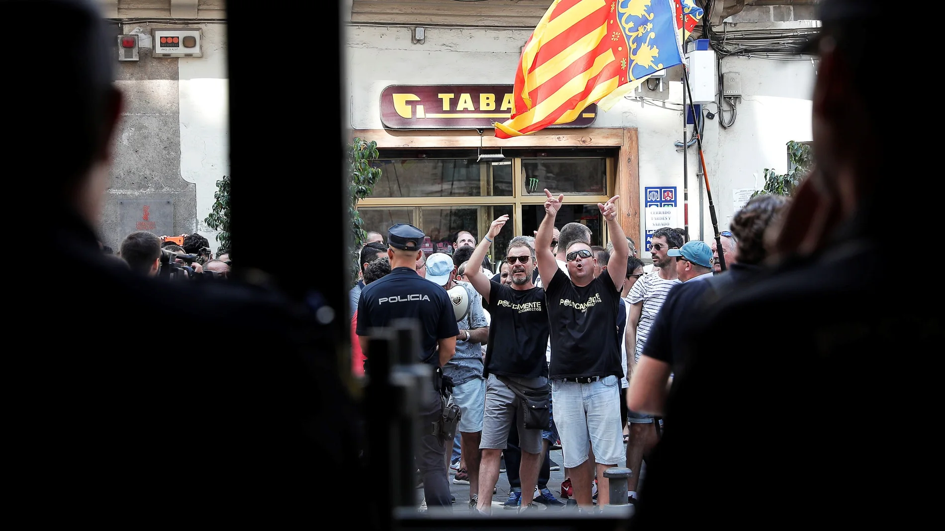 Taxistas a las puertas de la Generalitat Valenciana Taxistas a las puertas de la Generalitat Valenciana