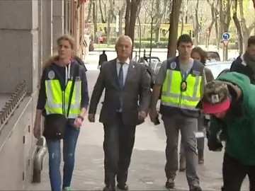 El juez abre juicio oral contra los líderes de Ausbanc y Manos Limpias por extorsiones como la del caso Nóos El juez abre juicio oral contra los líderes de Ausbanc y Manos Limpias por extorsiones como la del caso Nóos