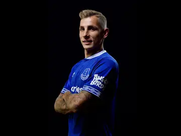 Lucas Digne posa con la camiseta del Everton Lucas Digne posa con la camiseta del Everton