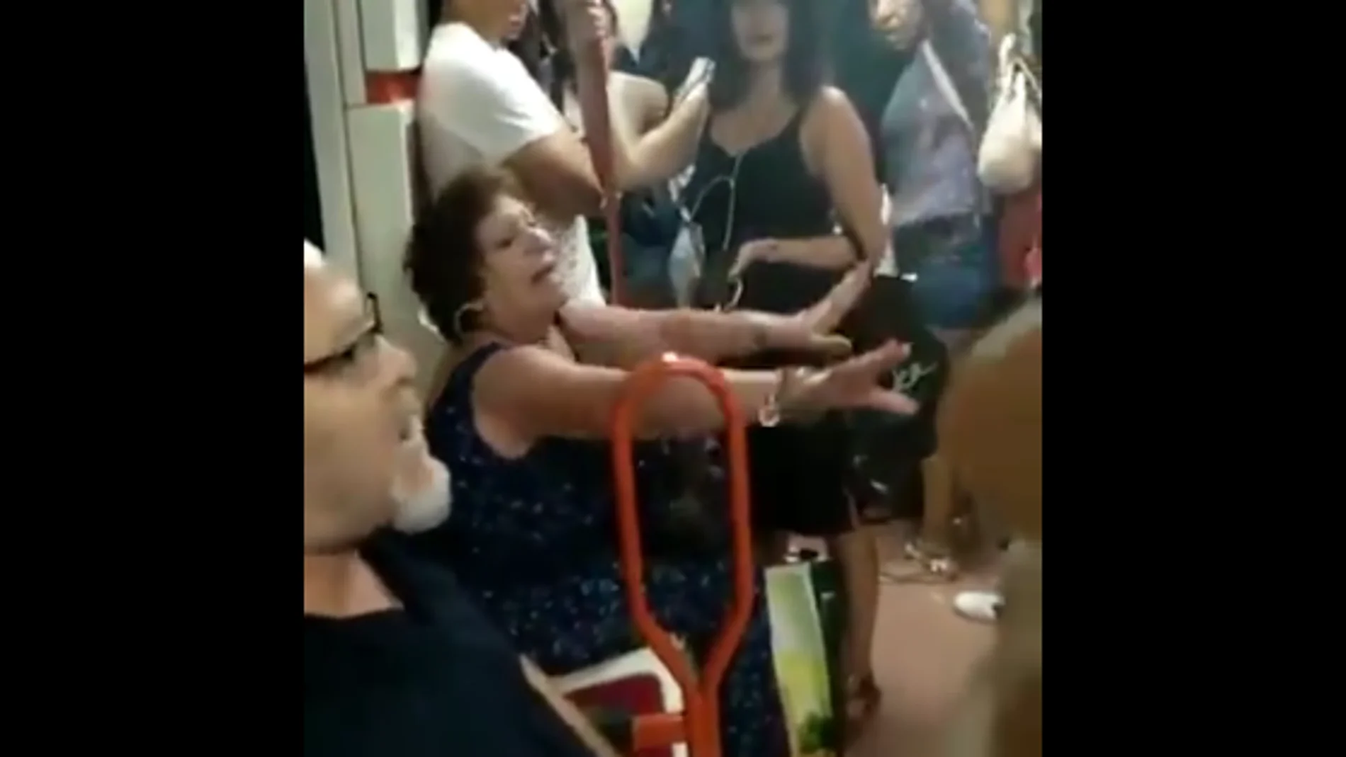 Una señora no deja que se siente una niña inmigrante Una señora no deja que se siente una niña inmigrante