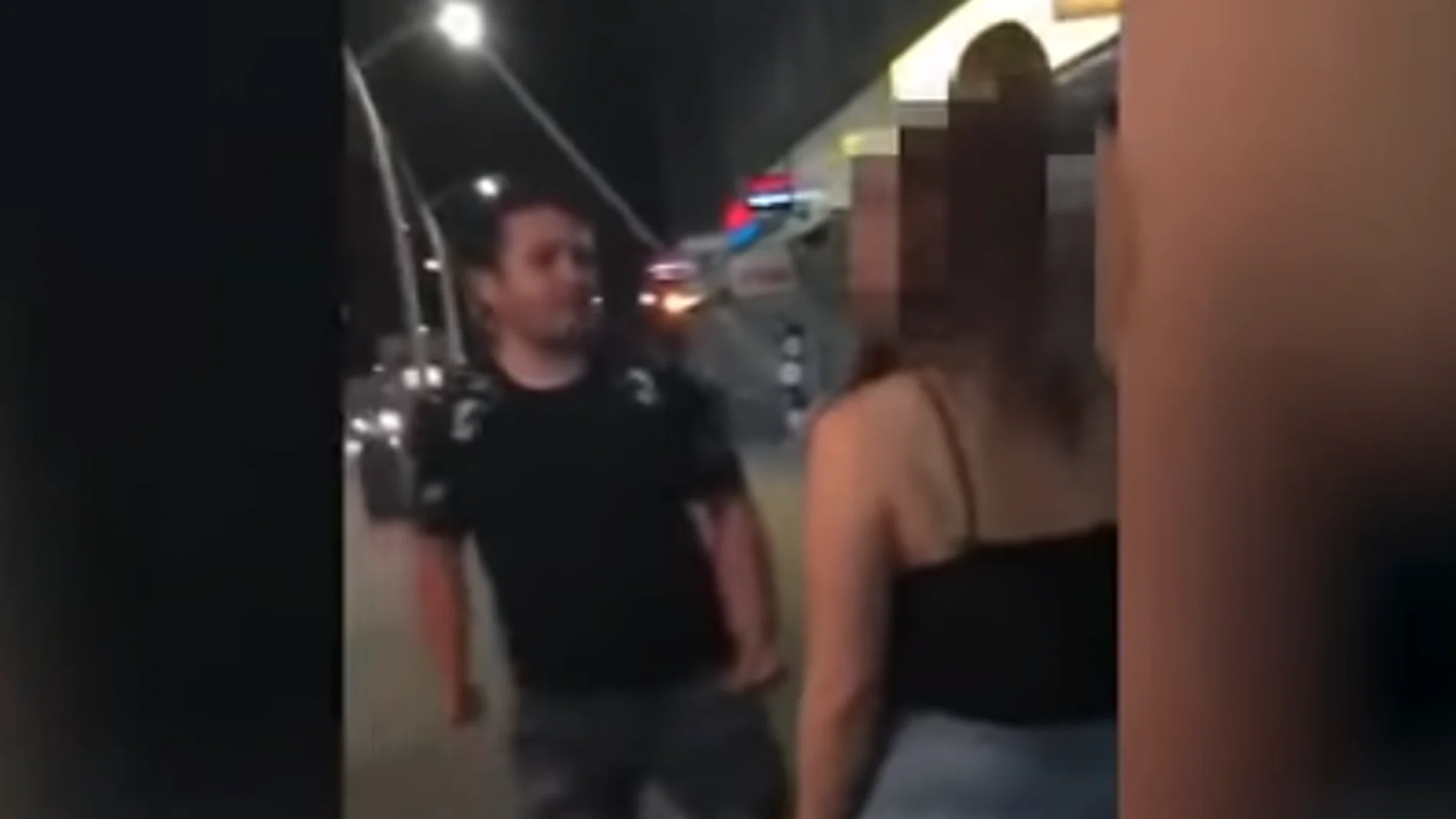 Agresión a una joven a las puertas de una discoteca en Londres Agresión a una joven a las puertas de una discoteca en Londres