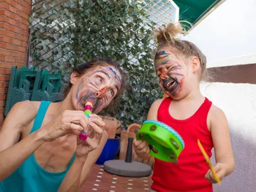 Madre e hijo jugando Madre e hijo jugando