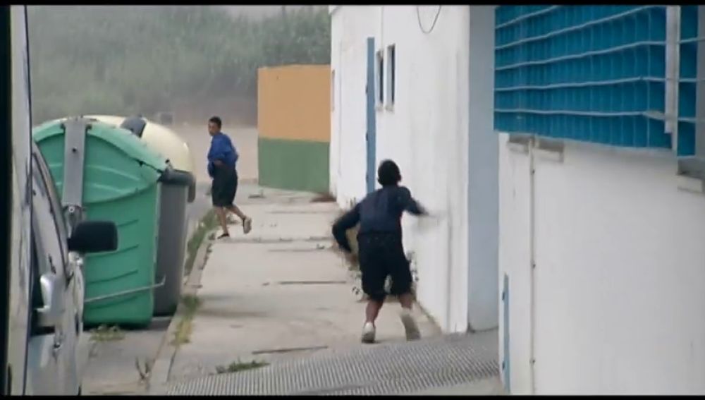 Los menores de un centro para extranjeros de Cádiz, se saltan el muro para escapar ante la falta de espacio
