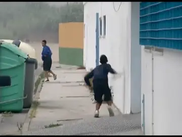 Los menores de un centro para extranjeros de Cádiz, se saltan el muro para escapar ante la falta de espacio Los menores de un centro para extranjeros de Cádiz, se saltan el muro para escapar ante la falta de espacio