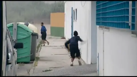 Los menores de un centro para extranjeros de Cádiz, se saltan el muro para escapar ante la falta de espacio Los menores de un centro para extranjeros de Cádiz, se saltan el muro para escapar ante la falta de espacio