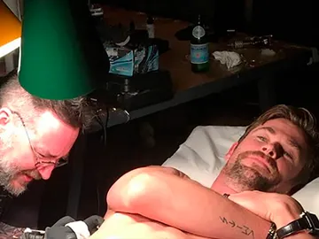 Chris Hemsworth tatuándose Chris Hemsworth tatuándose