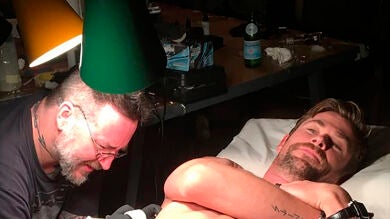 El vídeo de Chris Hemsworth tatuándose el torso desnudo que demuestra que no es inmune al dolor como Thor