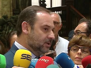 Un centenar de taxistas recibe a José Luis Ábalos al grito de "ni un paso atrás" Un centenar de taxistas recibe a José Luis Ábalos al grito de "ni un paso atrás"