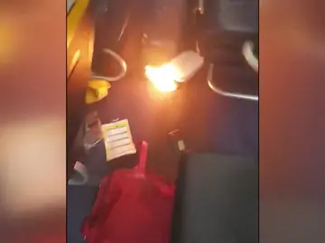 Así fue el momento en el que un móvil comenzó a arder en un avión en Barcelona obligando a evacuar a los pasajeros Así fue el momento en el que un móvil comenzó a arder en un avión en Barcelona obligando a evacuar a los pasajeros