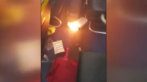 Así fue el momento en el que un móvil comenzó a arder en un avión en Barcelona obligando a evacuar a los pasajeros Así fue el momento en el que un móvil comenzó a arder en un avión en Barcelona obligando a evacuar a los pasajeros