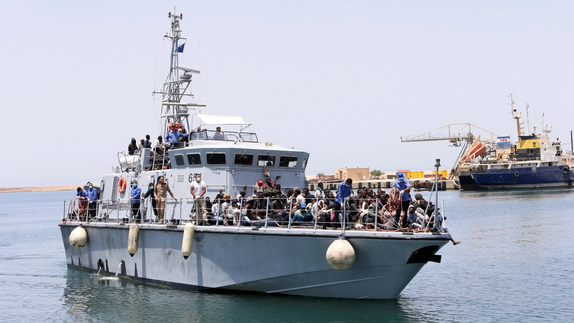 Un barco de la Armada de Libia con inmigrantes a bordo llega a una base Un barco de la Armada de Libia con inmigrantes a bordo llega a una base