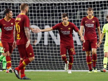 Los jugadores de la Roma celebran el gol ante el Barça