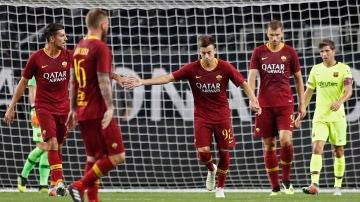 Los jugadores de la Roma celebran el gol ante el Barça