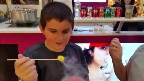 Un niño asmático sufre un ataque de asma al ingerir un cereal con nitrógeno líquido Un niño asmático sufre un ataque de asma al ingerir un cereal con nitrógeno líquido