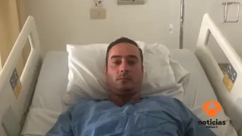 El español herido en el accidente de avión de México: "Fue un caos, todo el mundo gritaba y el equipaje volaba y te golpeaba" El español herido en el accidente de avión de México: "Fue un caos, todo el mundo gritaba y el equipaje volaba y te golpeaba"