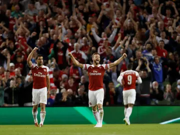 Mustafi celebrando un gol del Arsenal Mustafi celebrando un gol del Arsenal