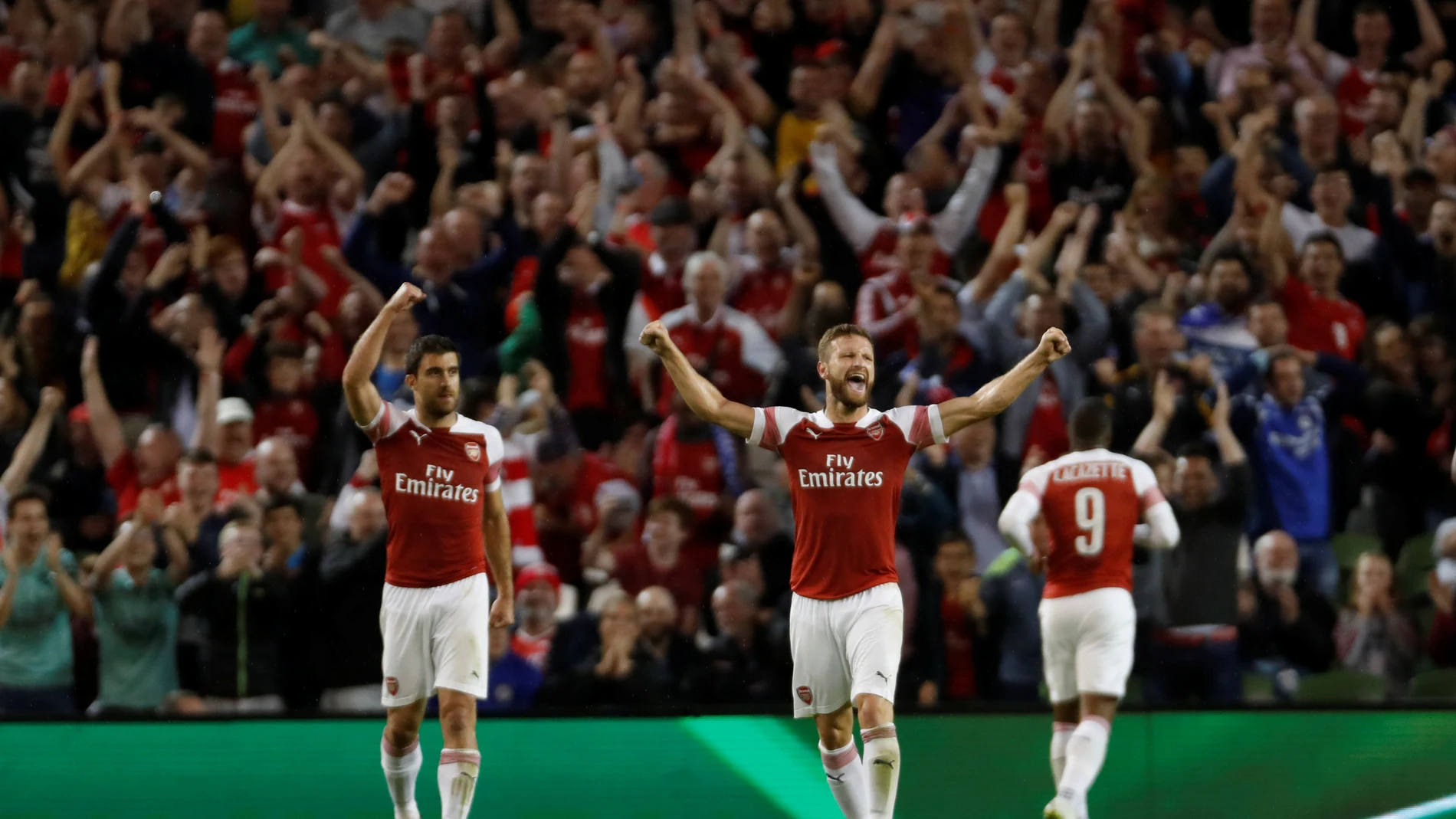 Mustafi celebrando un gol del Arsenal Mustafi celebrando un gol del Arsenal