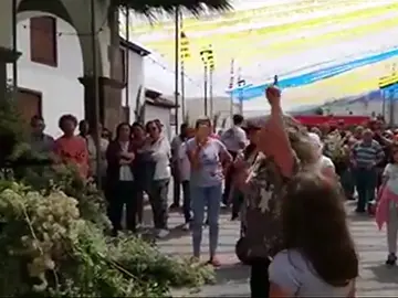 Vecinos de El Amparo recriminan al párroco que haya cambiado la estructura que sostiene a la Virgen Vecinos de El Amparo recriminan al párroco que haya cambiado la estructura que sostiene a la Virgen