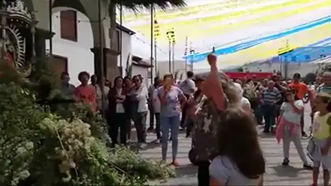 Vecinos de El Amparo recriminan al párroco que haya cambiado la estructura que sostiene a la Virgen Vecinos de El Amparo recriminan al párroco que haya cambiado la estructura que sostiene a la Virgen
