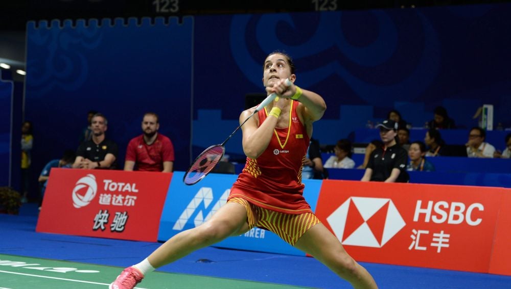 Carolina Marín jugando contra Sato