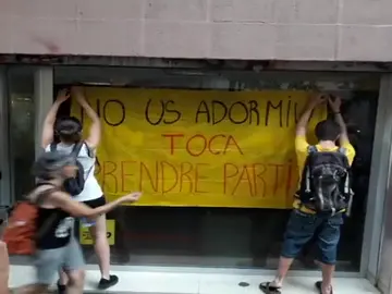 Los CDR se concentran delante de la sede de la CUP al grito de "sin desobediencia no hay independencia" para pedir que "tumben" al Govern Los CDR se concentran delante de la sede de la CUP al grito de "sin desobediencia no hay independencia" para pedir que "tumben" al Govern