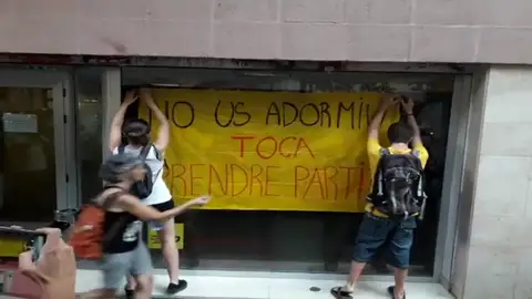 Los CDR se concentran delante de la sede de la CUP al grito de "sin desobediencia no hay independencia" para pedir que "tumben" al Govern Los CDR se concentran delante de la sede de la CUP al grito de "sin desobediencia no hay independencia" para pedir que "tumben" al Govern