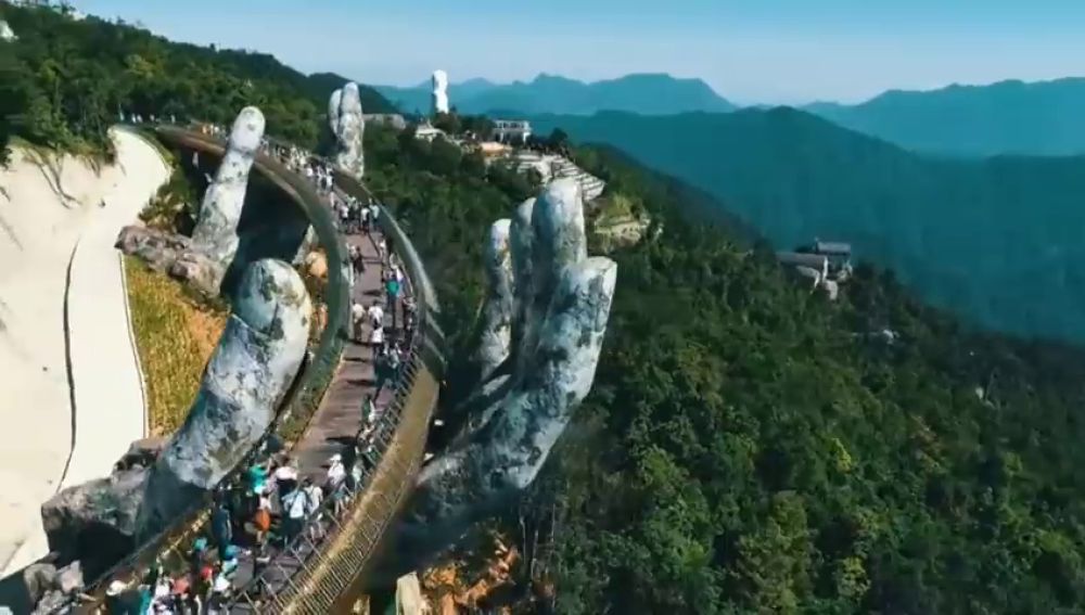 Un puente de oro y sostenido por dos manos gigantes, es la nueva atracción turistica en Vietnam