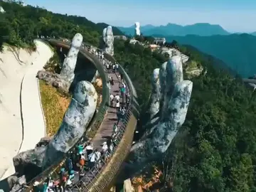 Un puente de oro y sostenido por dos manos gigantes, es la nueva atracción turistica en Vietnam Un puente de oro y sostenido por dos manos gigantes, es la nueva atracción turistica en Vietnam