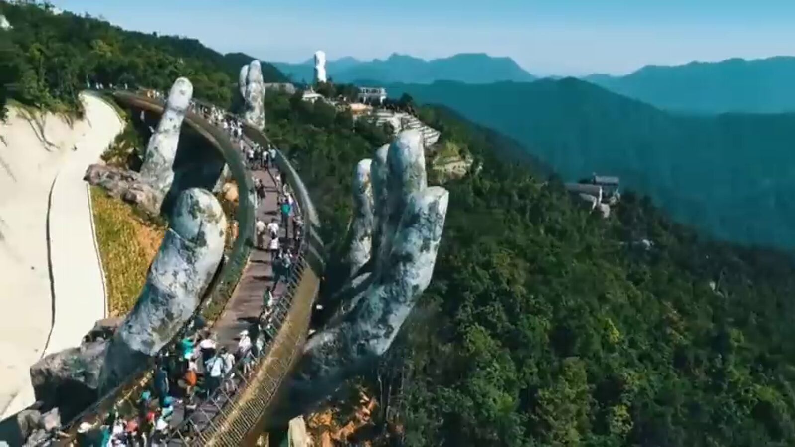 Un puente de oro y sostenido por dos manos gigantes, la nueva atracción turística en Vietnam