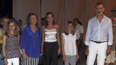 Los Reyes acuden junto a sus hijas y doña Sofía a un concierto del violinista Ara Malikian